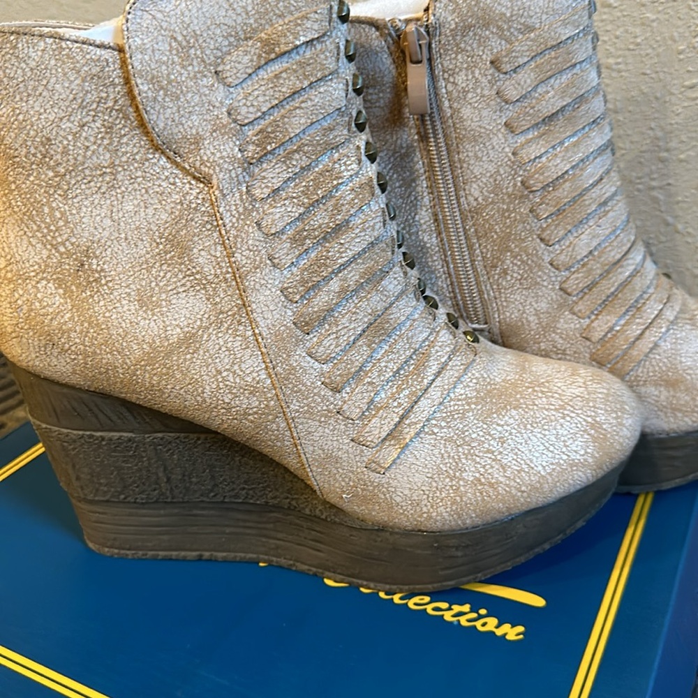 SBICCA WEDGE BOOTIES BEIGE BRIMLAND 10 NEW BOOTS SHOES